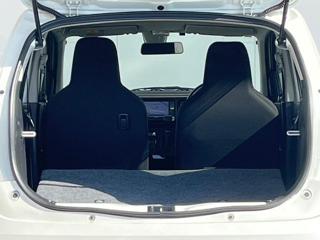 ���i�̂���������ʋ΁A���}���ɏ\���ȉ׎��X�y�[�X���m�ۂ��Ă���܂��B�Z�J���h�V�[�g��|���ƁA�傫�ȉו��̐ύڂ��\�ł���