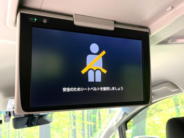 【フリップダウンモニター】大画面モニターで後席でもエンタメをお楽しみいただけます。小さなお子様にも大人気の装備です♪