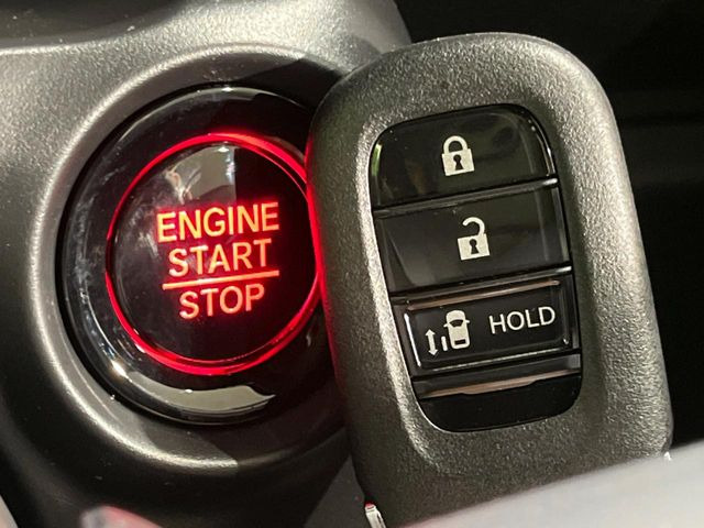 �yHonda�X�}�[�g�L�[�z�J�o����|�P�b�g�ɓ��ꂽ�܂܂ł��h�A�̎{���E�������\�ȃX�}�[�g�L�[�𑕔��B�G���W���̃I���E�I�t�����J�M�����o���K�v����������Ƃ��Ă��֗��ł���