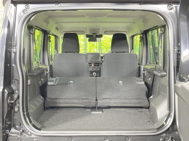 ���i�̂���������ʋ΁A���}���ɏ\���ȉ׎��X�y�[�X���m�ۂ��Ă���܂��B�Z�J���h�V�[�g��|���ƁA�傫�ȉו��̐ύڂ��\�ł���