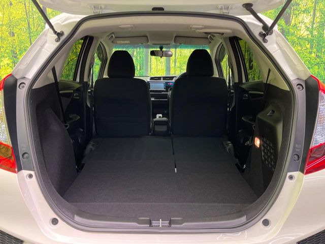 ���i�̂���������ʋ΁A���}���ɏ\���ȉ׎��X�y�[�X���m�ۂ��Ă���܂��B�Z�J���h�V�[�g��|���ƁA�傫�ȉו��̐ύڂ��\�ł���