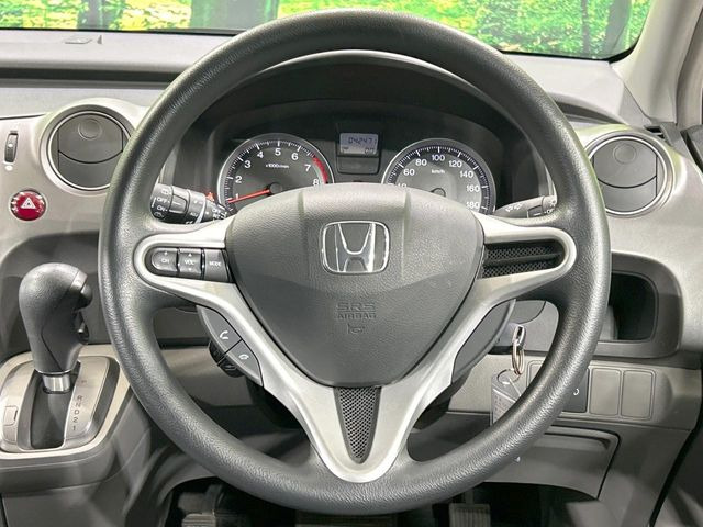 �C���e���A�ɍ��킹���f�U�C���̃X�e�A�����O�́A�^�]�������̂��Ƃ��l���A�^�]���₷���`��A�傫���ł��B�����x�A���ۂɐG���Ă��m���߂��������B