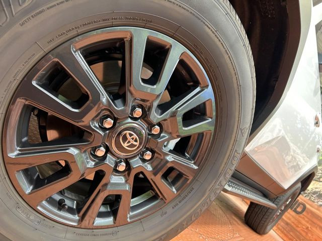 �y����18�C���`�A���~�z�C�[���z�O�ςɃ}�b�`���������A���~�z�C�[���𑕒����Ă���܂��B�e��ЊO�A���~�z�C�[����A�X�^�b�h���X�^�C�����戵�����Ă���܂��B���񂲑��k����������