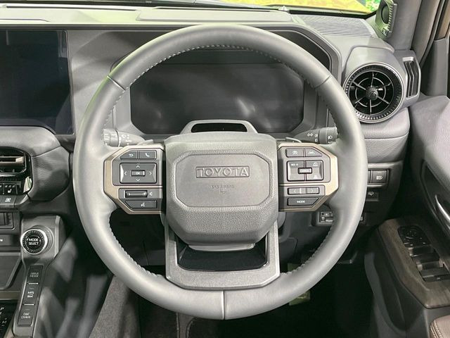 �C���e���A�ɍ��킹���f�U�C���̃X�e�A�����O�́A�^�]�������̂��Ƃ��l���A�^�]���₷���`��A�傫���ł��B�����x�A���ۂɐG���Ă��m���߂��������B