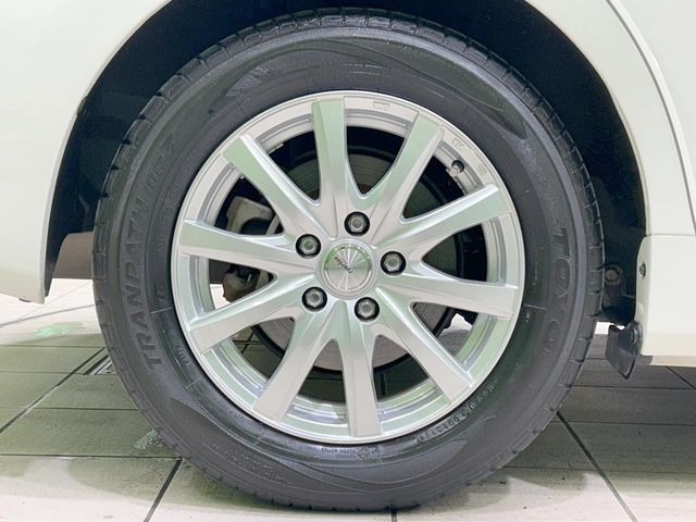 【純正16インチアルミホイール】外観にマッチした純正アルミホイールを装着しております。各種社外アルミホイールや、スタッドレスタイヤも取扱いしております。是非ご相談ください♪