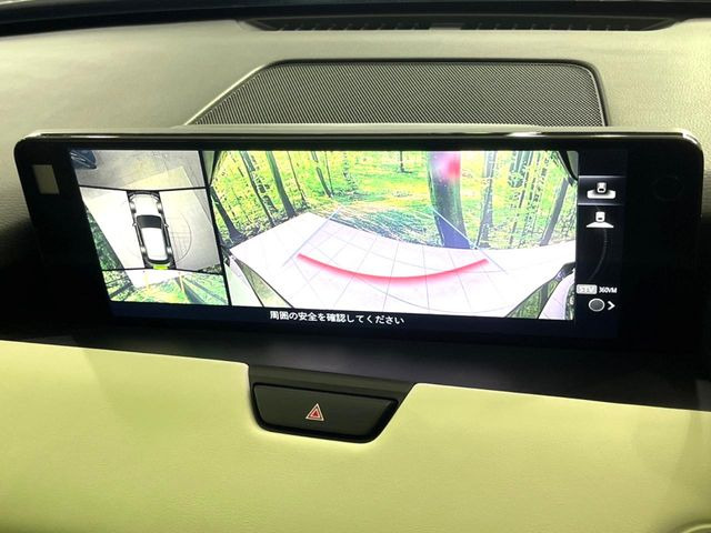 【マルチビューカメラシステム】専用のカメラにより、上から見下ろしたような視点で360度クルマの周囲を確認することができます☆死角部分も確認しやすく、狭い場所での切り返しや駐車もスムーズに行えます。