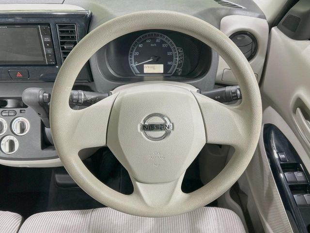 �C���e���A�ɍ��킹���f�U�C���̃X�e�A�����O�́A�^�]�������̂��Ƃ��l���A�^�]���₷���`��A�傫���ł��B�����x�A���ۂɐG���Ă��m���߂��������B