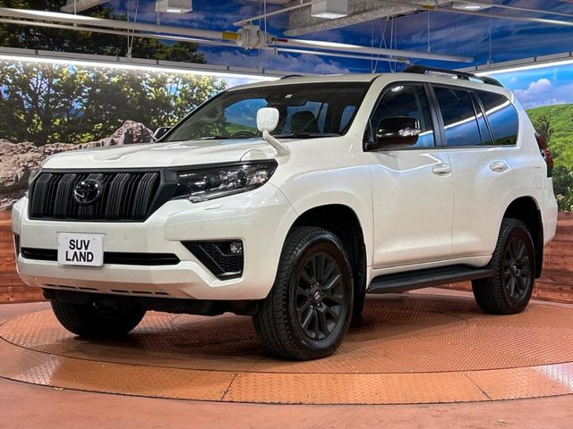 高透明度のガラス皮膜で撥水はもちろん、上質なツヤ・光沢を実現。紫外線や酸性雨から大切な愛車を保護し、色あせ・劣化を防止。「弾スプラッシュコート」、「弾プリミッサコート」からお選びいただけます。