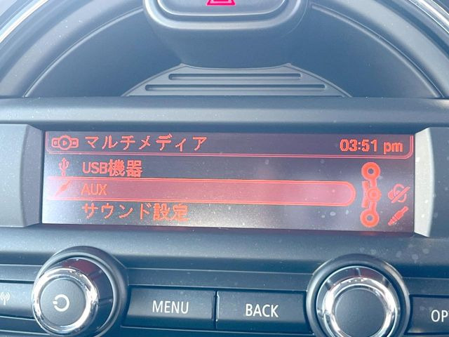 ��USB�EAUX�ڑ�:���莝���̃~���[�W�b�N�v���[���[��ڑ����A�ԓ��ł��C�ɓ���̉��y���C�y�Ɋy���ނ��Ƃ��ł��܂���