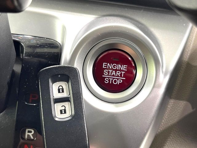 �yHonda�X�}�[�g�L�[�z�J�o����|�P�b�g�ɓ��ꂽ�܂܂ł��h�A�̎{���E�������\�ȃX�}�[�g�L�[�𑕔��B�G���W���̃I���E�I�t�����J�M�����o���K�v����������Ƃ��Ă��֗��ł���