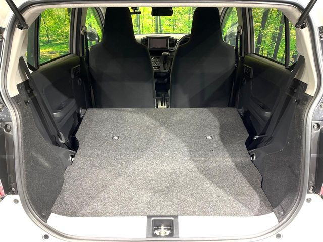 ���i�̂���������ʋ΁A���}���ɏ\���ȉ׎��X�y�[�X���m�ۂ��Ă���܂��B�Z�J���h�V�[�g��|���ƁA�傫�ȉו��̐ύڂ��\�ł���