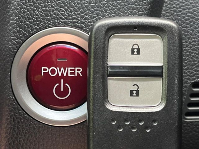 �yHonda�X�}�[�g�L�[�z�J�o����|�P�b�g�ɓ��ꂽ�܂܂ł��h�A�̎{���E�������\�ȃX�}�[�g�L�[�𑕔��B�G���W���̃I���E�I�t�����J�M�����o���K�v����������Ƃ��Ă��֗��ł���