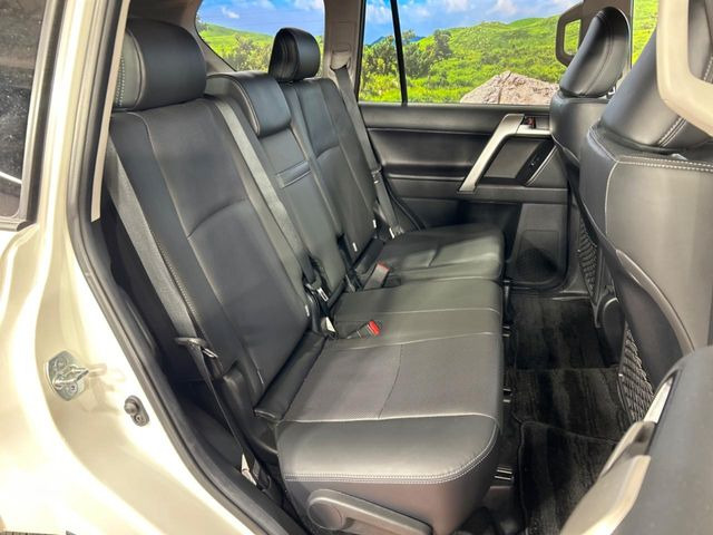 後部座席も気になるようなキズ・汚れやへたり等、大きなダメージはなく、良好な状態です。