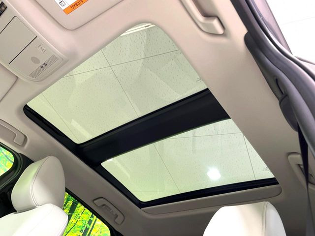 【サンルーフ】開放感たっぷりの希少装備、サンルーフが装着されています!車内に明かりを取り入れたり景色を楽しむ以外にも、車内の空気も簡単に換気できて快適です!