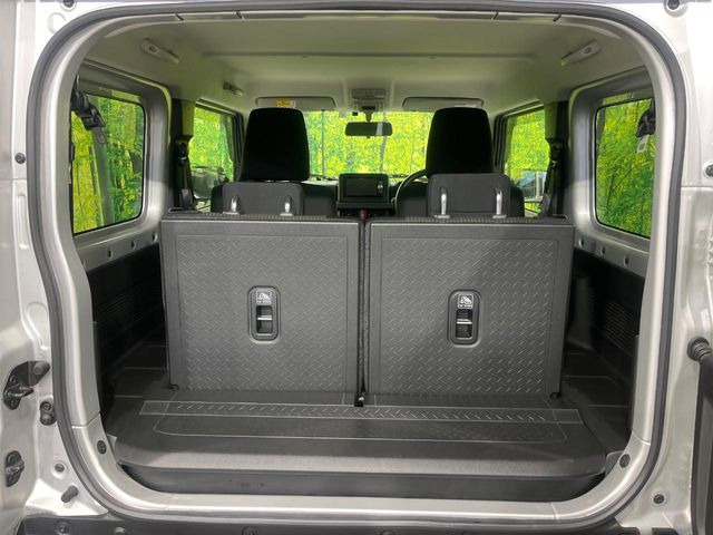 ���i�̂���������ʋ΁A���}���ɏ\���ȉ׎��X�y�[�X���m�ۂ��Ă���܂��B�Z�J���h�V�[�g��|���ƁA�傫�ȉו��̐ύڂ��\�ł���