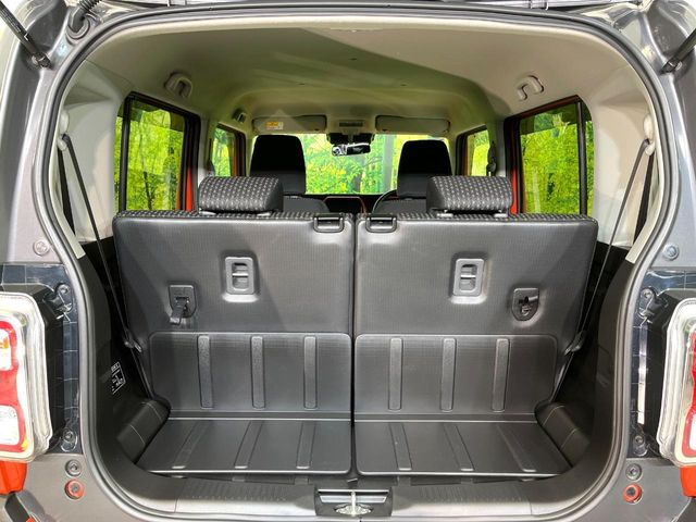 ���i�̂���������ʋ΁A���}���ɏ\���ȉ׎��X�y�[�X���m�ۂ��Ă���܂��B�Z�J���h�V�[�g��|���ƁA�傫�ȉו��̐ύڂ��\�ł���