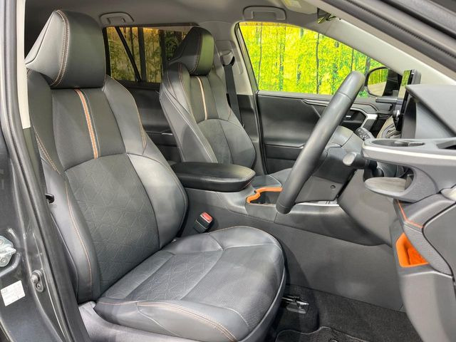 運転席シート廻りは使用感も少なく、良好な状態となっています。前オーナー様が丁寧に使っていたことがよくわかりますね。