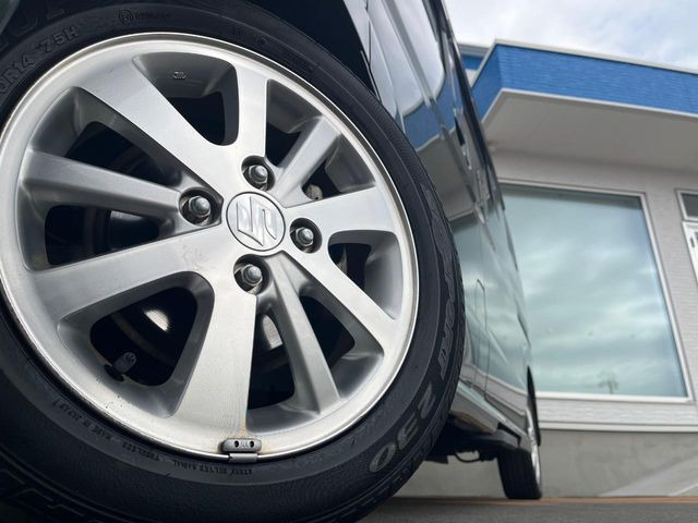 �y����14�C���`�A���~�z�C�[���z�O�ςɃ}�b�`���������A���~�z�C�[���𑕒����Ă���܂��B�e��ЊO�A���~�z�C�[����A�X�^�b�h���X�^�C�����戵�����Ă���܂��B���񂲑��k����������