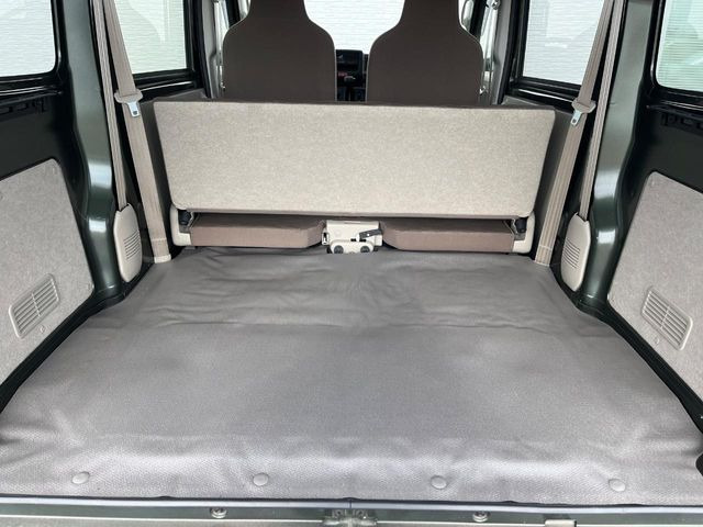 ���i�̂���������ʋ΁A���}���ɏ\���ȉ׎��X�y�[�X���m�ۂ��Ă���܂��B�Z�J���h�V�[�g��|���ƁA�傫�ȉו��̐ύڂ��\�ł���