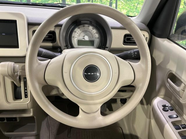 �C���e���A�ɍ��킹���f�U�C���̃X�e�A�����O�́A�^�]�������̂��Ƃ��l���A�^�]���₷���`��A�傫���ł��B�����x�A���ۂɐG���Ă��m���߂��������B