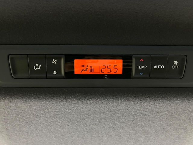 【リアオートエアコン】広い後部座席には必須の機能!風量や温度を自動で調整し前席と同様な車内環境にしてくれるリアオートエアコンを装備。夏の暑さも冬の寒さもストレスなく快適にお過ごしいただけます♪