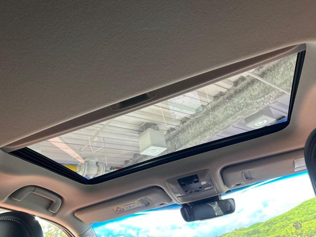 【サンルーフ】開放感たっぷりの希少装備、サンルーフが装着されています!車内に明かりを取り入れたり景色を楽しむ以外にも、車内の空気も簡単に換気できて快適です!