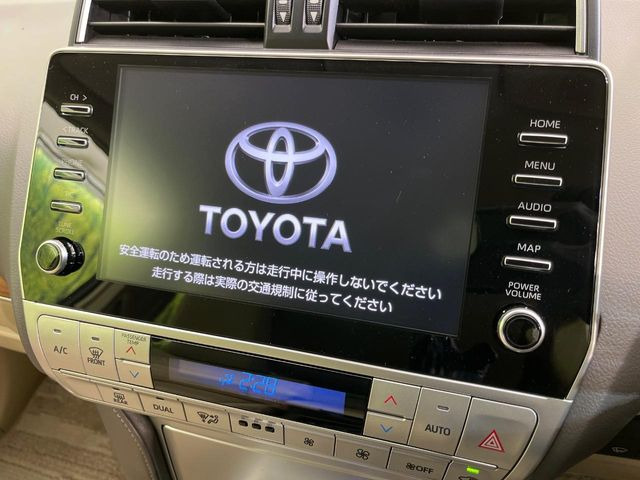 【純正9型ナビ】人気の純正ナビを装備しております。ナビの使いやすさはもちろん、オーディオ機能も充実!キャンプや旅行はもちろん、通勤や買い物など普段のドライブも楽しくなるはず♪