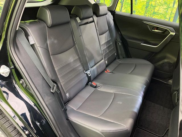 後部座席も気になるようなキズ・汚れやへたり等、大きなダメージはなく、良好な状態です。