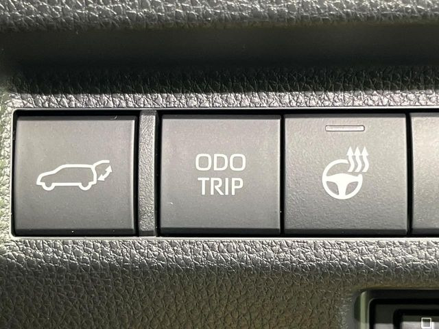 【パワーバックドア】スマートキーや運転席のボタンを押すだけでリアゲートが自動で開閉します!荷物を持っている時や、高い位置にあるバックドアを閉める際に便利な機能です♪