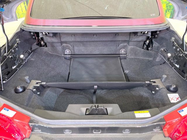 ���i�̂���������ʋ΁A���}���ɏ\���ȉ׎��X�y�[�X���m�ۂ��Ă���܂��B�Z�J���h�V�[�g��|���ƁA�傫�ȉו��̐ύڂ��\�ł���