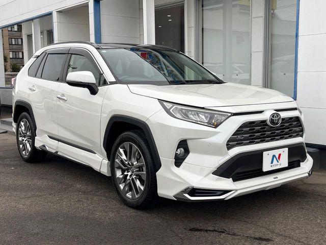 高透明度のガラス皮膜で撥水はもちろん、上質なツヤ・光沢を実現。紫外線や酸性雨から大切な愛車を保護し、色あせ・劣化を防止。「弾スプラッシュコート」、「弾プリミッサコート」からお選びいただけます。