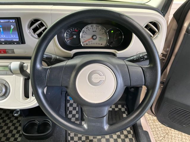 �C���e���A�ɍ��킹���f�U�C���̃X�e�A�����O�́A�^�]�������̂��Ƃ��l���A�^�]���₷���`��A�傫���ł��B�����x�A���ۂɐG���Ă��m���߂��������B