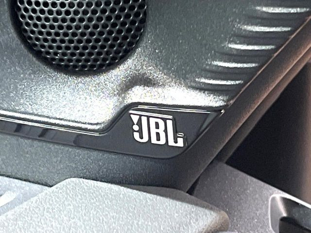 �yJBL�T�E���h�V�X�e���z���[�J�[�I�v�V�����̍��i�ʃT�E���h�V�X�e���𓋍ځB��p�̃`���[�j���O���{���ꂽ�召�l�X�ȃX�s�[�J�[����ǎ��ȃT�E���h���t�ł��A�Տꊴ���ӂ�鉹����Ԃ����o���܂��B