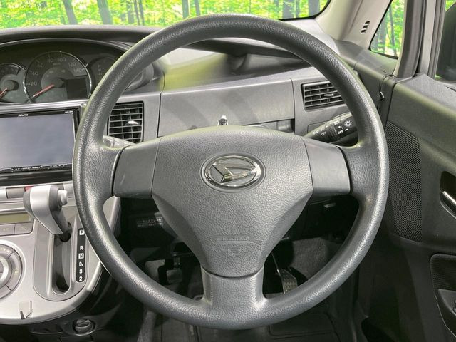 �C���e���A�ɍ��킹���f�U�C���̃X�e�A�����O�́A�^�]�������̂��Ƃ��l���A�^�]���₷���`��A�傫���ł��B�����x�A���ۂɐG���Ă��m���߂��������B