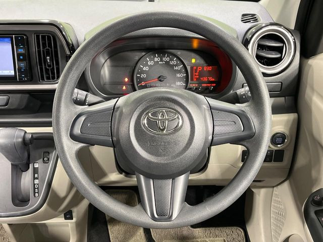 �C���e���A�ɍ��킹���f�U�C���̃X�e�A�����O�́A�^�]�������̂��Ƃ��l���A�^�]���₷���`��A�傫���ł��B�����x�A���ۂɐG���Ă��m���߂��������B