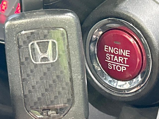 �yHonda�X�}�[�g�L�[�z�J�o����|�P�b�g�ɓ��ꂽ�܂܂ł��h�A�̎{���E�������\�ȃX�}�[�g�L�[�𑕔��B�G���W���̃I���E�I�t�����J�M�����o���K�v����������Ƃ��Ă��֗��ł���