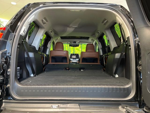 ���i�̂���������ʋ΁A���}���ɏ\���ȉ׎��X�y�[�X���m�ۂ��Ă���܂��B�Z�J���h�V�[�g��|���ƁA�傫�ȉו��̐ύڂ��\�ł���