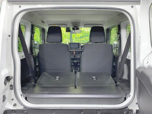 ���i�̂���������ʋ΁A���}���ɏ\���ȉ׎��X�y�[�X���m�ۂ��Ă���܂��B�Z�J���h�V�[�g��|���ƁA�傫�ȉו��̐ύڂ��\�ł���