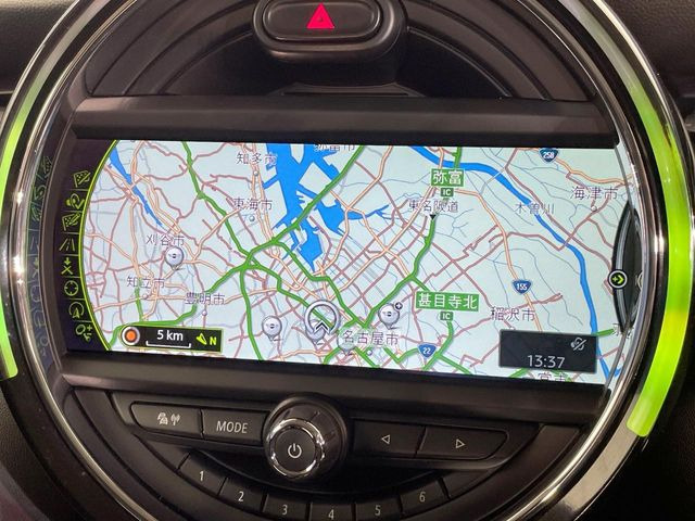 �������i�r:��̊��̂���i�r�́A����������ԓ������o���Ă���܂��BBluetooth�Đ��ȂǃI�[�f�B�I�@�\���[�����Ă���܂��̂ŁA�^�]�����y���߂܂���