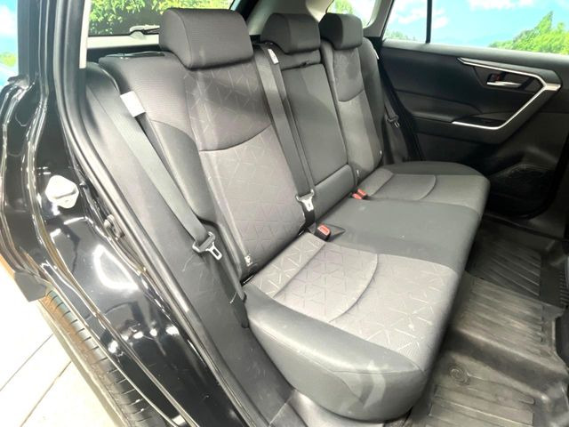 広々とした2列目シートは居住性が高く、居心地も快適!友達や家族とのお出かけにぴったりです。ベビーシートやチャイルドシート使用時も快適にお過ごしいただける十分な空間を確保しています。