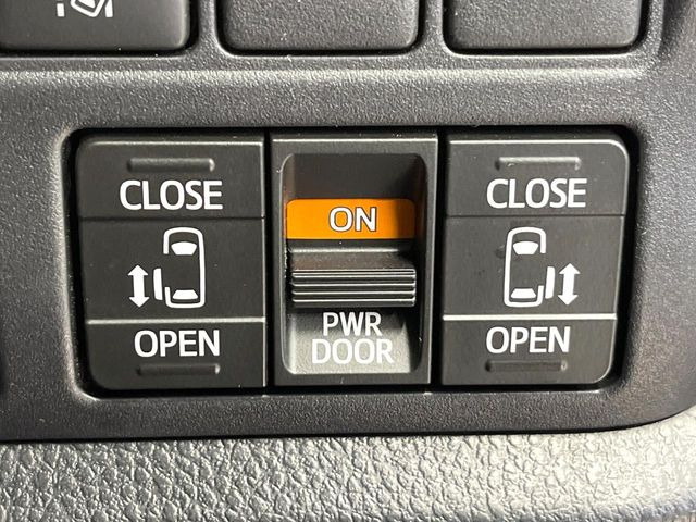 【両側パワースライドドア】スマートキーや運転席のスイッチで後席両側スライドドアの開閉が可能♪電動だから力を入れてドアを開ける必要が無く、小さなお子様でも簡単に開け閉めでき快適です♪