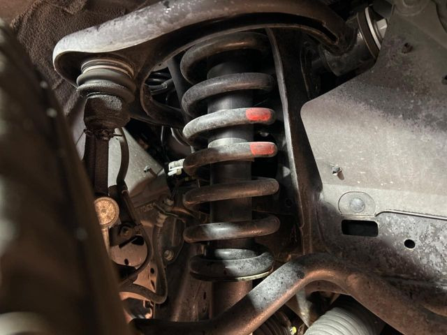 お車を安心してお乗りいただく為には、足回りの定期点検が欠かせません。サービスサポート(有償保証)では無料点検もご提供しており、安心のカーライフをお過ごしいただけるサポート体制が整っています。