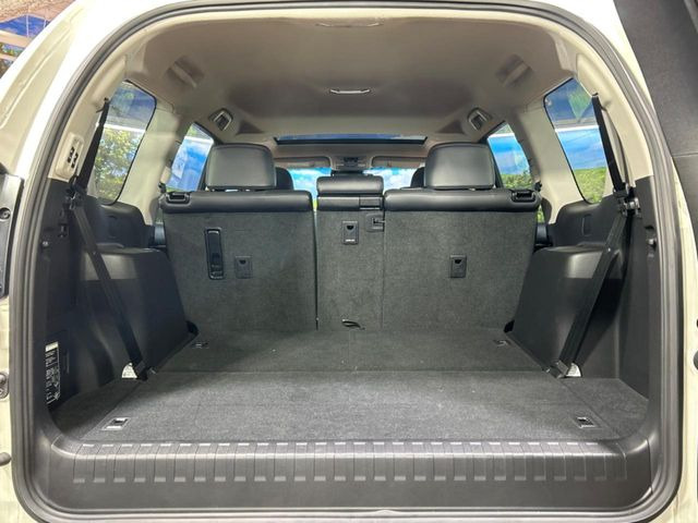 積み下ろしのしやすいデッキにはたっぷりと荷物を積み込んでいただけます。遊びから仕事まで、様々なシーンで頼れます♪