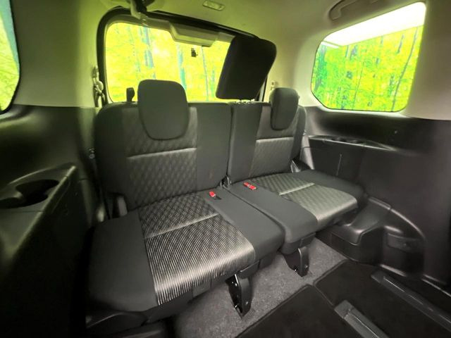 3列目シートはもちろん状態良好☆大人でもゆったりと座って頂けますので、大人数でのお出かけもラクラクです♪ご家族で、気の知れた仲間で、ドライブに行くのが楽しみですね♪