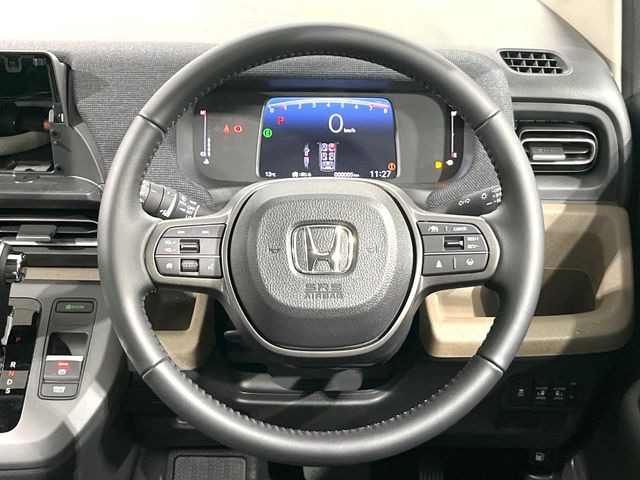【ステアリングスイッチ】運転中、前方から目線をそらすことなく、オーディオ等の操作が可能な便利機能!安心&快適なドライブを演出してくれます♪