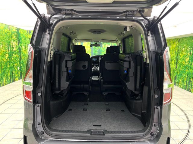 後席を格納すると、これだけの広さが!シーンに合わせたシートアレンジで、大きな荷物も積むことが出来ます♪