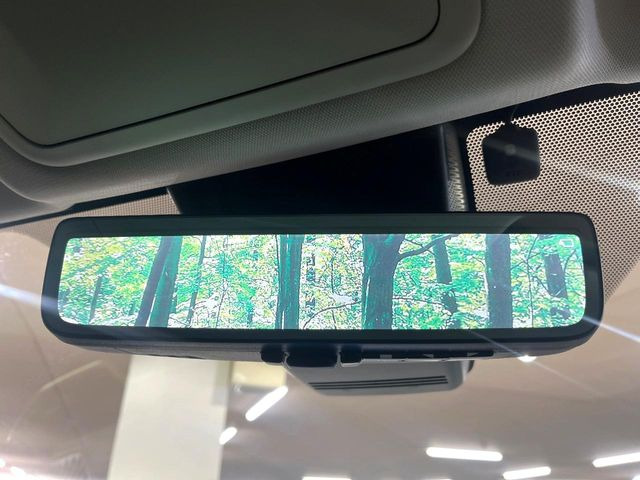 【デジタルインナーミラー】後席の大きな荷物や同乗者で後方が確認しづらい時でも安心!カメラが撮影した車両後方の映像をルームミラー内に表示。クリアな視界で状況の確認が可能です!