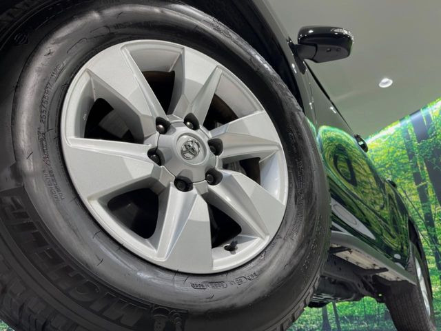 【純正17インチアルミホイール】外観にマッチした純正アルミホイールを装着しております。各種社外アルミホイールや、スタッドレスタイヤも取扱いしております。是非ご相談ください♪