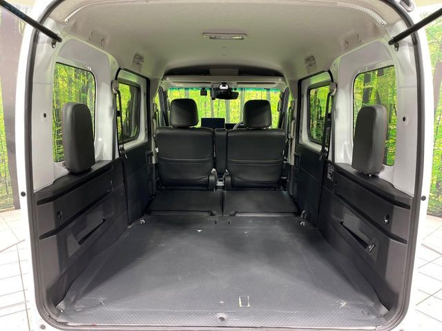 ���i�̂���������ʋ΁A���}���ɏ\���ȉ׎��X�y�[�X���m�ۂ��Ă���܂��B�Z�J���h�V�[�g��|���ƁA�傫�ȉו��̐ύڂ��\�ł���