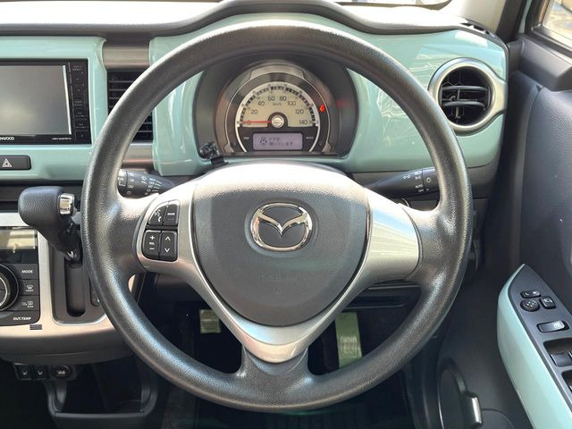 �C���e���A�ɍ��킹���f�U�C���̃X�e�A�����O�́A�^�]�������̂��Ƃ��l���A�^�]���₷���`��A�傫���ł��B�����x�A���ۂɐG���Ă��m���߂��������B